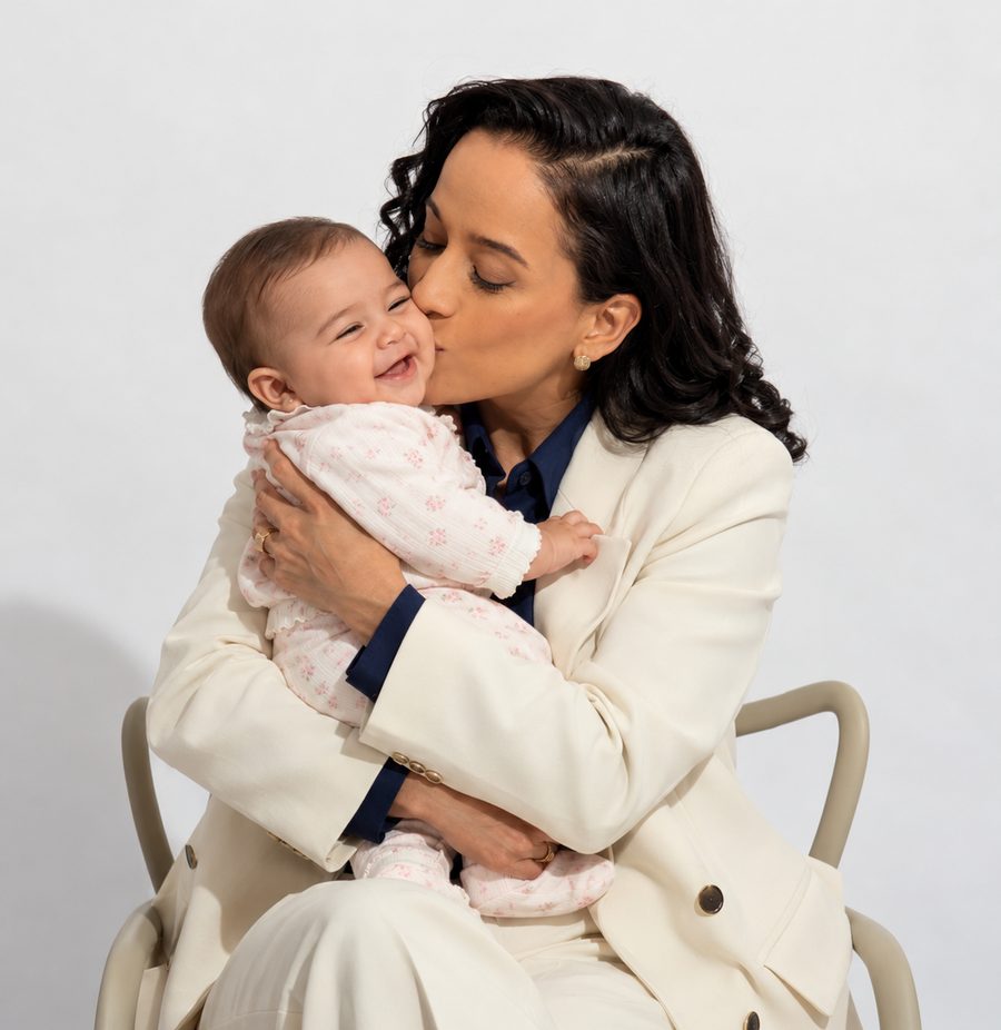 Dra. Chris Torres com um bebê no colo